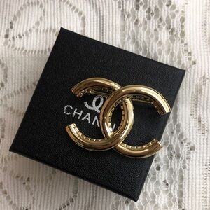 ✨CHANELGold Interlocking C Brooch